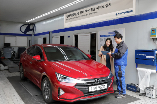 현대·기아자동차가 설 연휴를 맞아 1월 30일~2월 1일 전국 서비스 거점 방문객을 대상으로 무상 점검 서비스를 실시한다. 서비스센터 방문객이 차량점검을 받고 있는 모습. <현대·기아자동차 제공>
